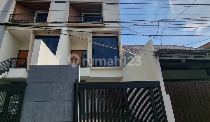 Rumah Brand New di Tomang Jakarta Barat Ada Void Rumah Brand New di Tomang Jakarta Barat Ada Void