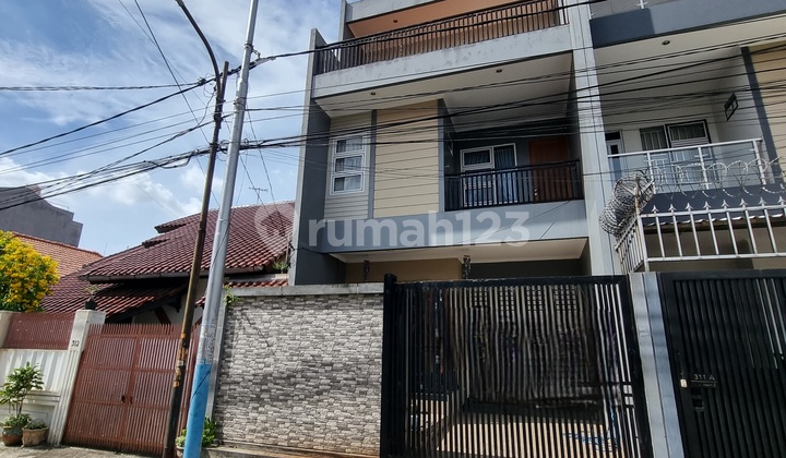 Rumah Bagus 3 Lantai di Duri Kepa Jakarta Barat Bebas Banjir 2