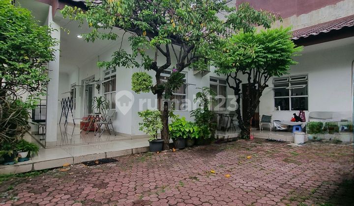 Rumah 1 Lantai di Palmerah Halaman Luas Banget Rumah 1 Lantai di Palmerah Halaman Luas Banget
