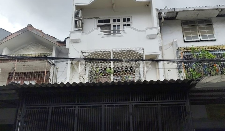 Rumah 4 Lantai di Jelambar Bebas Banjir