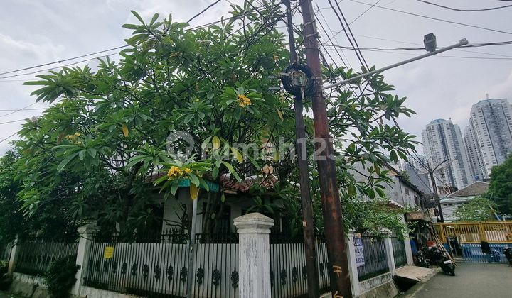 Rumah Hook di Tomang Jakarta Barat Semi Furnished 2