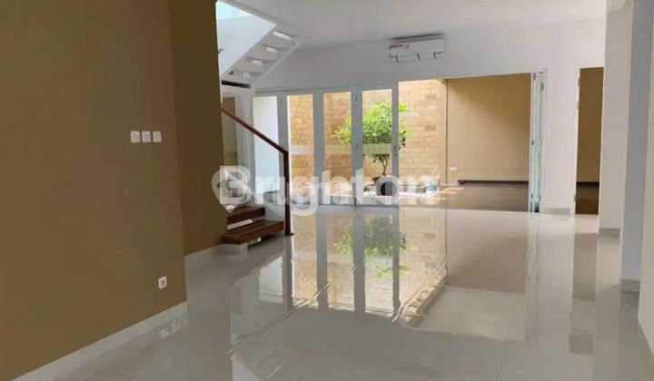 RUMAH DI DALAM KOMPLEK PERUMAHAN YANG ASRI DAN NYAMAN 2