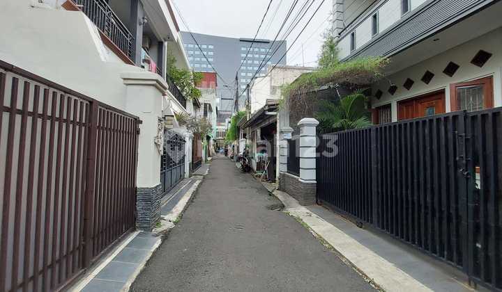 Dijual Cepat rumah 2 lantai siap huni, lokasi strategis di Jakarta Selatan Dijual Cepat rumah 2 lantai siap huni, lokasi strategis di Jakarta Selatan
