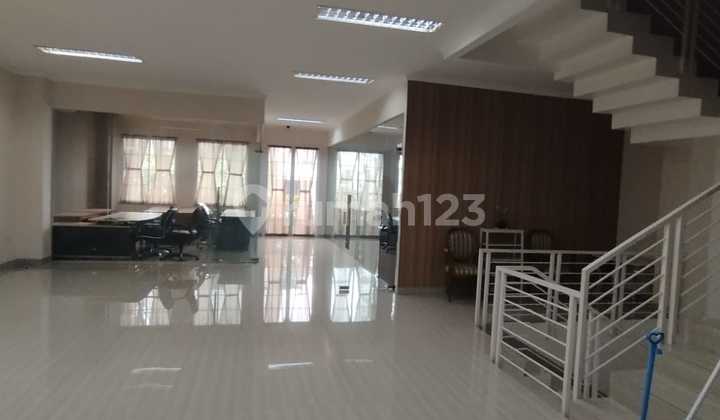 Dijual Cepat 1 Gedung Kantor 3,5 Lantai , siap usaha , strategis , terawat ada lifi , Kelapa Gading 2