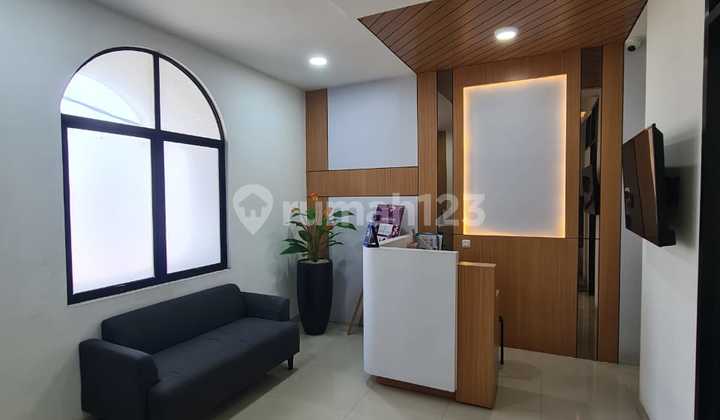 Dijual Cepat Ruko 3 Lantai Siap untuk Usaha di Lokasi Jalan dengan Traffic Tinggi Pondok Ungu