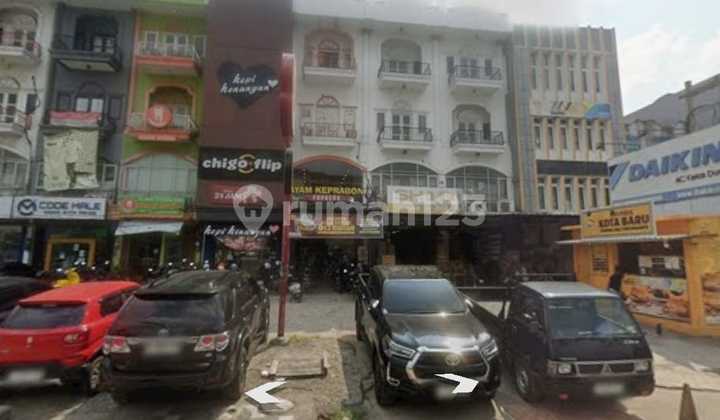 For rent: 4-story shophouse, complete, ready for business in a strategic location, East Jakarta. For rent: 4-story shophouse, complete, ready for business in a strategic location, East Jakarta.