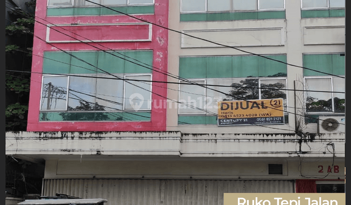 Ruko Dengan Lokasi Strategis di Jalan Ayani