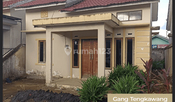 Rumah Dengan Kawasan Ramai di Jalan Komyos Sudarso 1