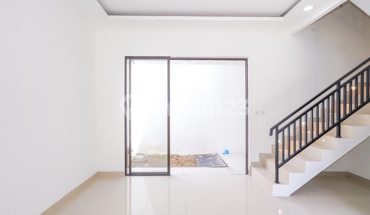 Beautiful House 15 Minutes to Mitra Keluarga Hospital Pamulang East Facing J36877 2