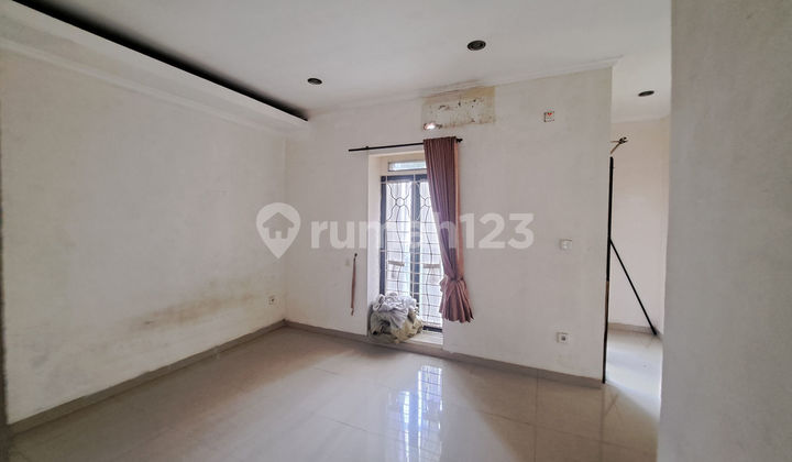 Hook House 8 Minutes to Cinere Bellevue Mall LT 127 East Facing J39713 2