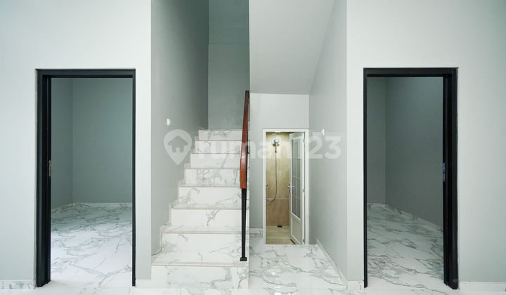 Beautiful East-Facing House 15 Minutes to Summarecon Mall Bekasi J-37600 Beautiful East-Facing House 15 Minutes to Summarecon Mall Bekasi J-37600