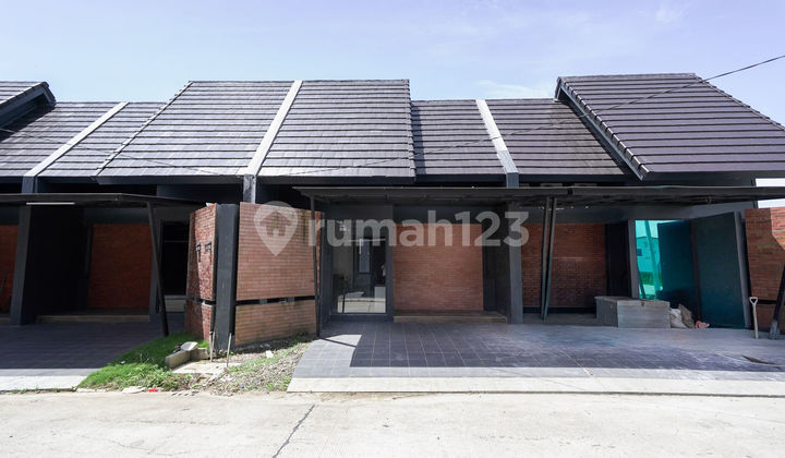 Strategic House in Bekasi Near Station and Hospital, 3 Bedrooms, Eligible for Mortgage J41935