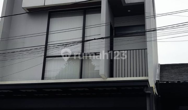 Ready-to-Occupy House, 15 Minutes to Depok Lama Station, South-Facing J40820