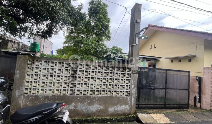 Land 185 sqm Ready-to-occupy House 8 Minutes to Living Plaza Pamulang J-44621