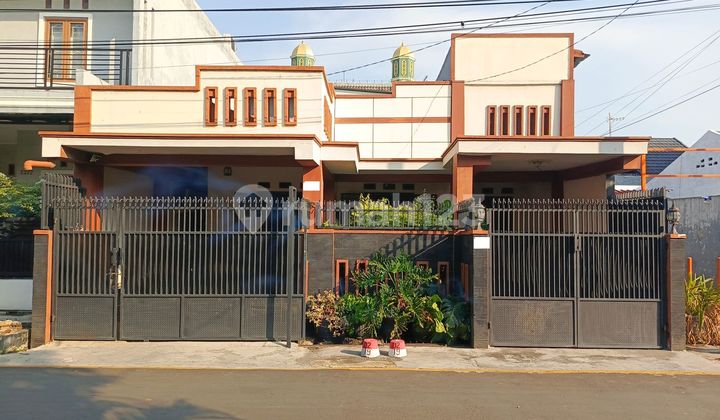 Flood-Free House 9 Minutes to Bekasi Station LT 142 SHM J-27103 Flood-Free House 9 Minutes to Bekasi Station LT 142 SHM J-27103