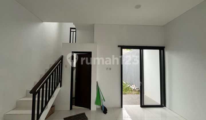 SHM 2-Story House Ready to Occupy 17 Minutes to Mall Cipinang Indah Ready for Mortgage J-37827