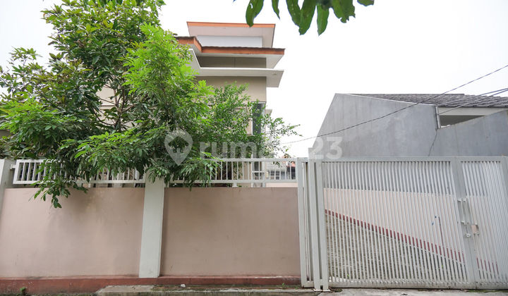 Rumah Luas LT 150 Akses Dekat Stasiun Bekasi Timur Siap Huni J18824