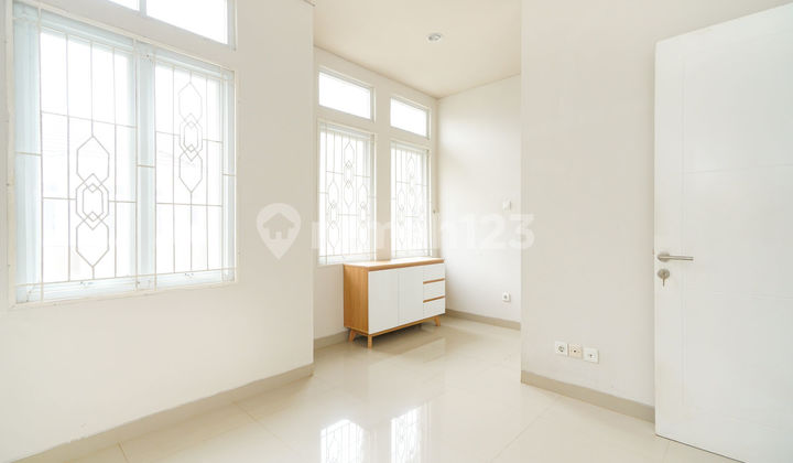 Rumah SHM 2 Lt Siap KPR Dekat Mall Paradise Walk Serpong Gratis Renovasi J20305