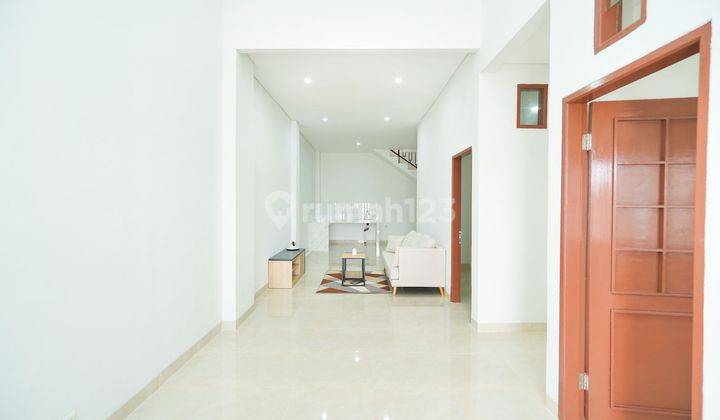 Rumah SHM 2 Lt Cantik Semi Furnished dekat Pintu Tol di Tangerang Dibantu KPR J18631 2