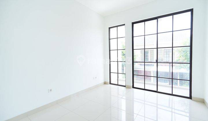 Rumah 2 Lt Cantik Ready Furnished di Tangerang Sudah Renov Siap KPR J17450 2