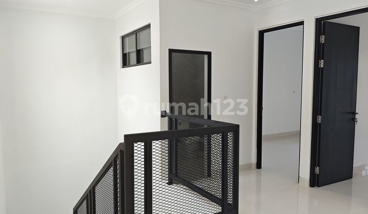 Rumah 2 Lt SHM 9 Menit ke Plaza Taman Harapan Baru Siap KPR J-37852