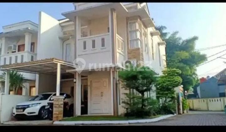 2-Story Hook House 15 Minutes to Brawijaya Hospital Sawangan Eligible for Mortgage J31338