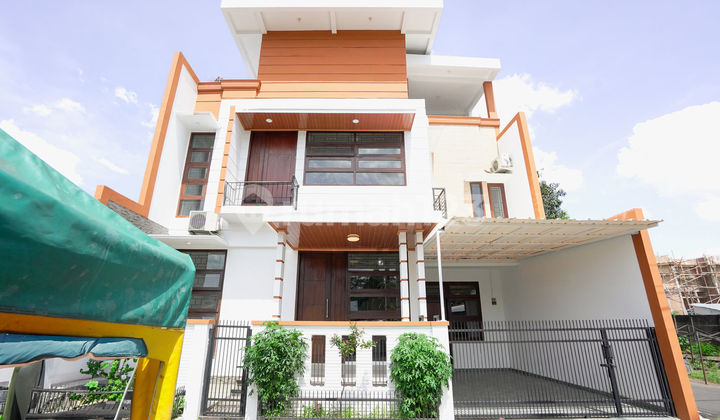 House Already Renovated 13 Minutes to East Bekasi Toll Gate 2 Eligible for KPR J33439