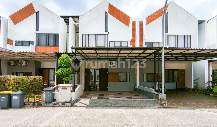 Spacious House 2 Carports 15 Minutes to Sentul 2 Toll Gate KPR Available J38629