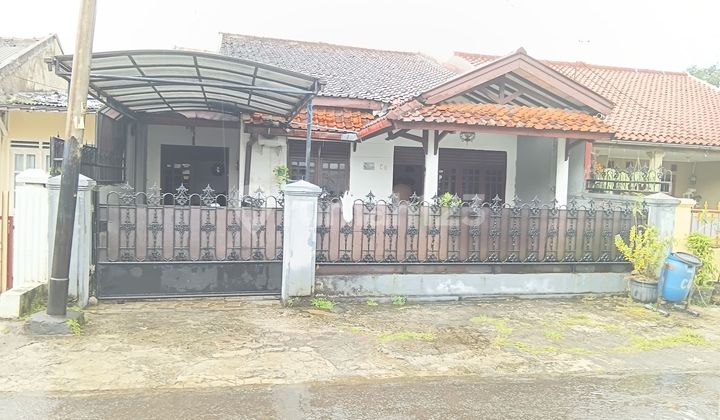 East-facing House, 12 Minutes to Lippo Plaza Ekalokasari J-40057 East-facing House, 12 Minutes to Lippo Plaza Ekalokasari J-40057