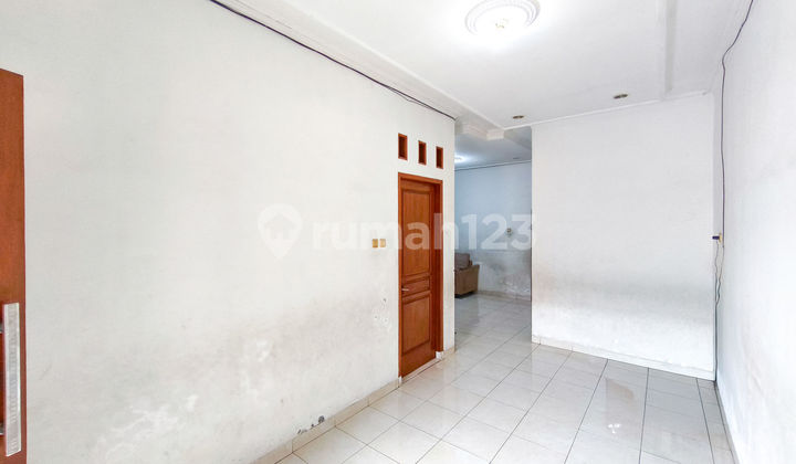 Rumah Luas LT 270 Akses Dekat Pintu Tol Kebon Jeruk 2 Siap Huni J40195