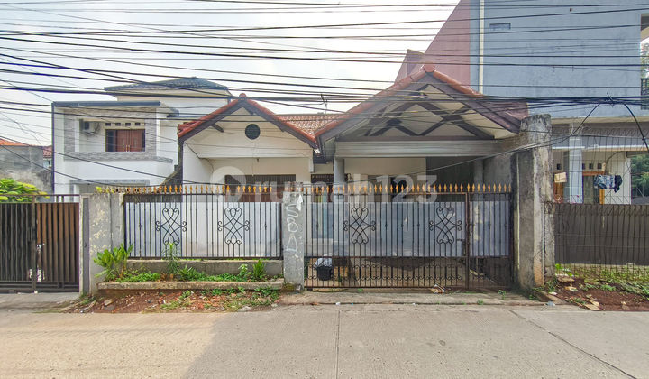 Large 4-Bedroom House, 12 Minutes to Ciputat 1 Toll Gate, Ready to Occupancy J35442 Large 4-Bedroom House, 12 Minutes to Ciputat 1 Toll Gate, Ready to Occupancy J35442