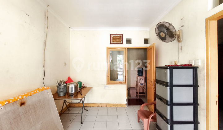 Well-Maintained SHM House Near Summarecon Mall Bekasi, South-Facing J34613 2