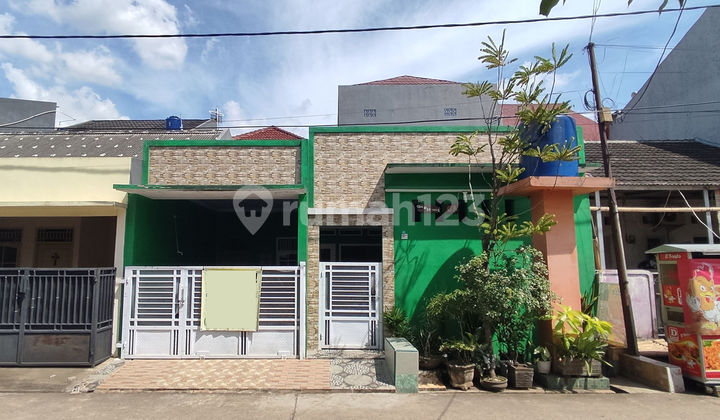 Strategic SHM House Near Scentia Square Park 2 BR Ready to Occupy J3406