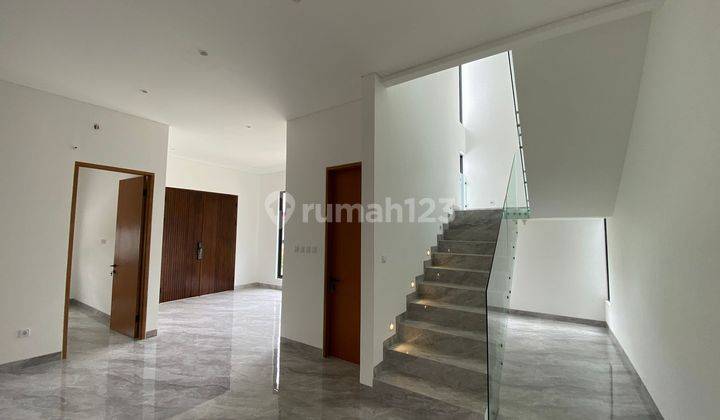 Rumah Minimalis SHM 10 Menit ke BSD Plaza Siap Huni Dibantu KPR J28947 2