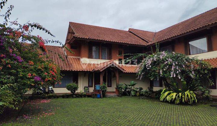 Villa di Cisarua Puncak 2 bangunan Villa halaman luas Rumah Bagus SHGB Bogor 1