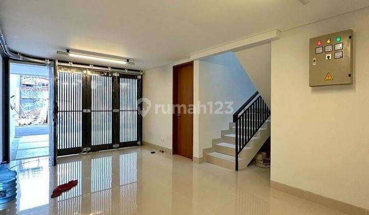 Rumah mewah murah dalam townhouse pinggir jalan raya utama  2