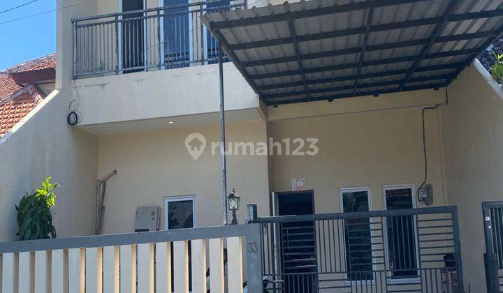 RUMAH 2 LANTAI SEMI FURNISHED DEKAT FASILITAS UMUM DI JIMBARAN 1