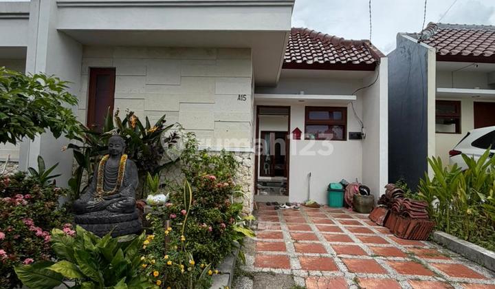 Villa 2 Kamar Tidur Luas 110 M Furnished One Gate System Dekat Pantai Berawa di Kerobokan