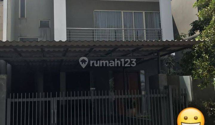 Rumah 2 Lantai siap huni SHM Bagus hadap Selatan di Graha family  1