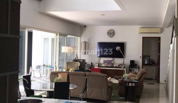 Rumah 2 Lantai siap huni SHM Bagus hadap Selatan di Graha family  2