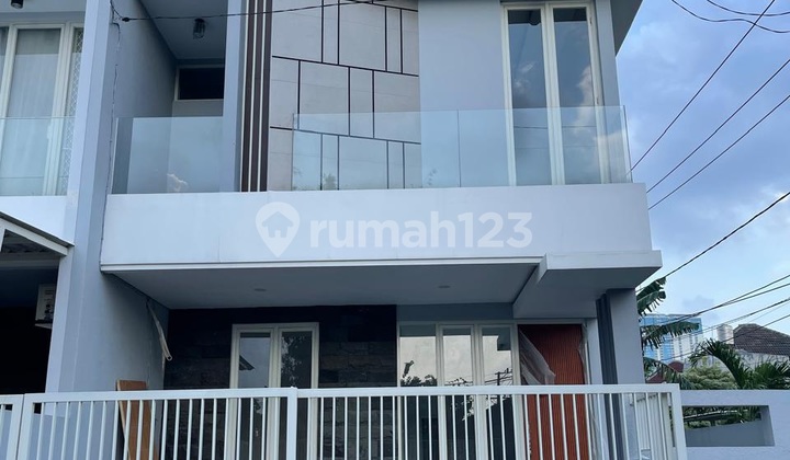 Rumah Modern Bagus SHM di Jl. Manyar Tirtoyoso Utara IV, Klampis Ngasem, Kec. Sukolilo, Surabaya, Jawa Timur, Manyar