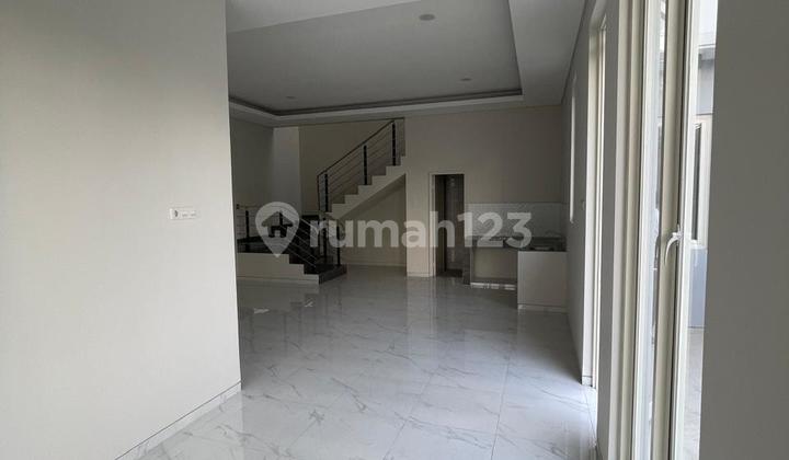 Good SHM Modern House on Jl. Manyar Tirtoyoso Utara IV, Klampis Ngasem, Sukolilo District, Surabaya, East Java, Manyar. 2