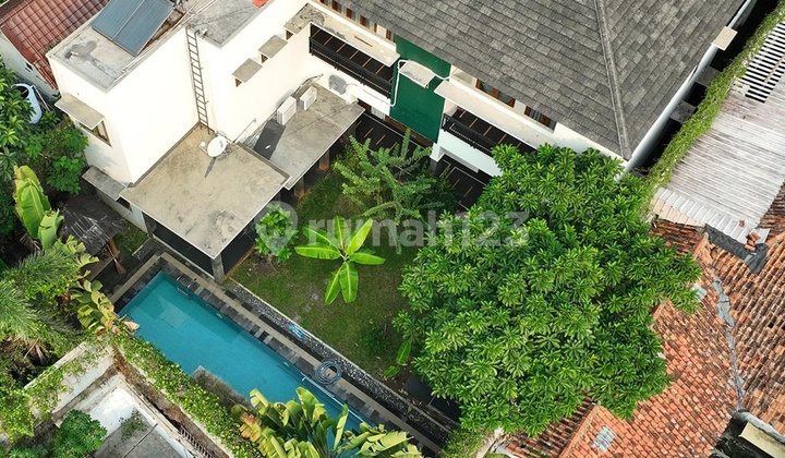 Luxurious House at Menteng 733m2 2 Storey with Jacuzzi Luxurious House at Menteng 733m2 2 Storey with Jacuzzi