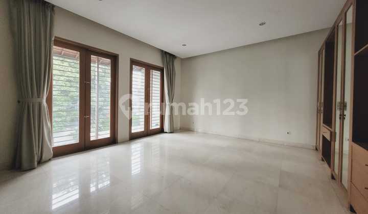 Disewakan Rumah Mewah 4 Kamar di Menteng With Pool 5