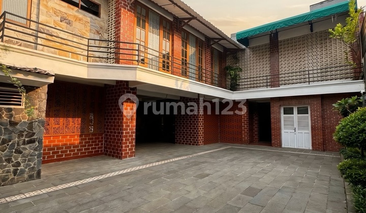 Rumah bisa Komersial di Kemang 2 Lantai Luas 788M2