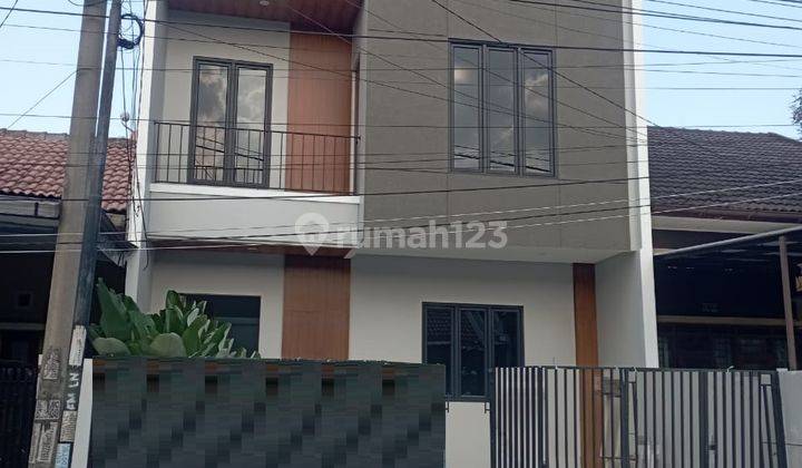 Rumah Desain Elegan Minimalis di Taman Kopo Indah 3 1