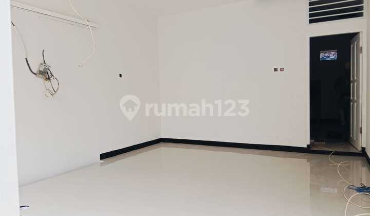Rumah 2 Lantai, Dekat Ke Mainroad Komplek di Taman Kopo Indah 1 2