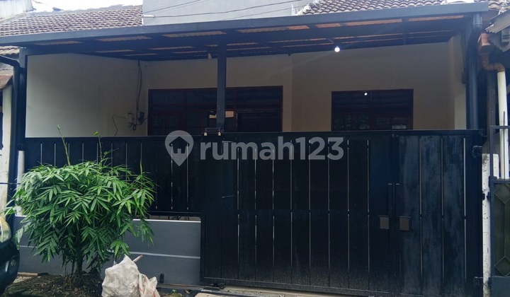 Comfortable Residence with Super Strategic Location in Taman Kopo Indah 2
