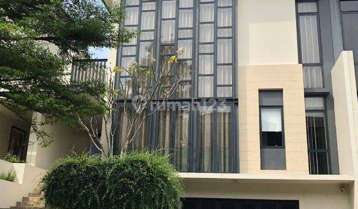 Dijual Rumah 3 Lantai Bagus SHM Utara di Navapark 1