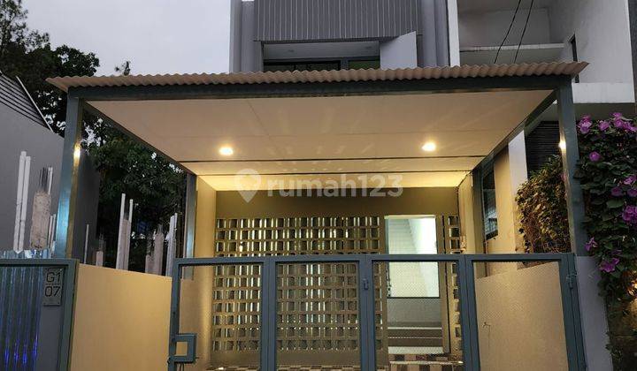 Dijual Cepat Rumah Baru 2 Lantai SHM Hadap Timur di Griya Loka 1